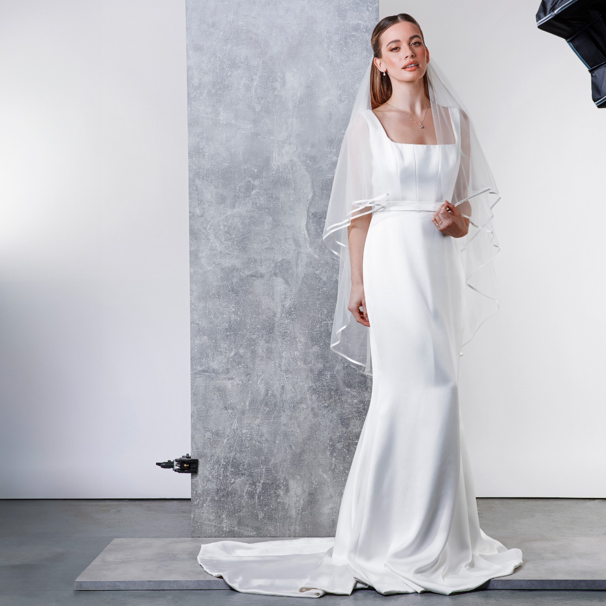 Jessamy II - Delicate Ivory Satin Edge Short Veil - 72