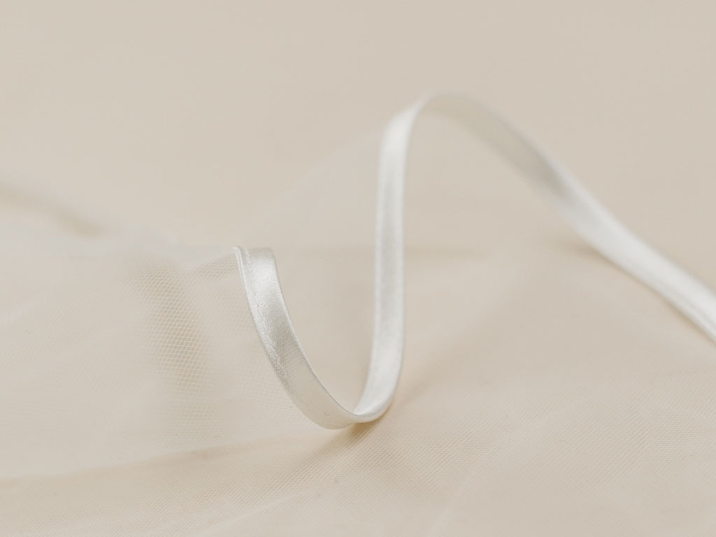 Snapdragon - Ivory Satin Edge Long Bridal Veil - Detail